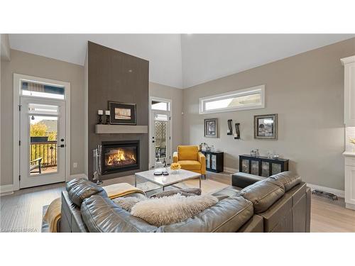 61 Swan Avenue, Fonthill, ON - Indoor Photo Showing Living Room With Fireplace