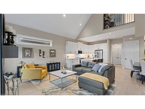 61 Swan Avenue, Fonthill, ON - Indoor Photo Showing Living Room