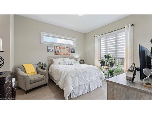 61 Swan Avenue, Fonthill, ON - Indoor Photo Showing Bedroom