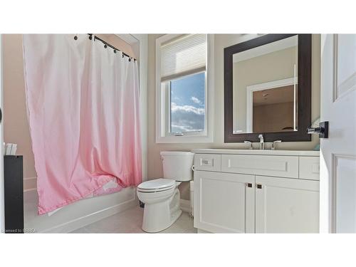 61 Swan Avenue, Fonthill, ON - Indoor Photo Showing Bathroom