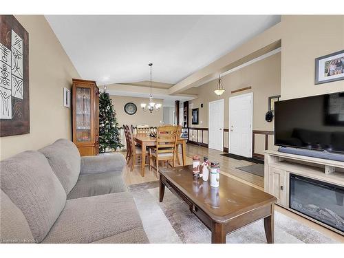 11 Gaal Court, Brantford, ON - Indoor Photo Showing Living Room