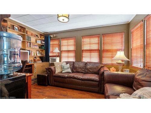 46 Devon Street, Brantford, ON - Indoor Photo Showing Living Room