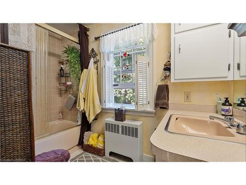 46 Devon Street, Brantford, ON - Indoor Photo Showing Bathroom