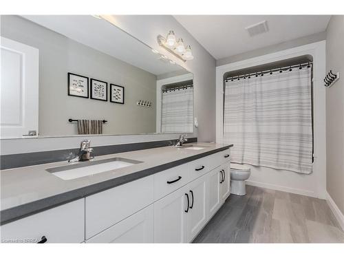 842 Robert Ferrie Drive, Kitchener, ON - Indoor Photo Showing Bathroom