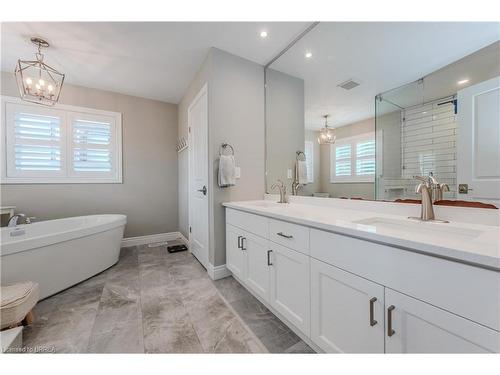 842 Robert Ferrie Drive, Kitchener, ON - Indoor Photo Showing Bathroom