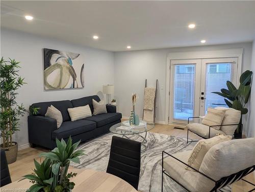 52 Dalkeith Avenue, Hamilton, ON - Indoor Photo Showing Living Room