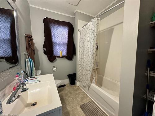 27 Alfred Street, Brantford, ON - Indoor Photo Showing Bathroom