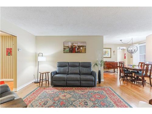 206-400 Champlain Boulevard, Cambridge, ON - Indoor Photo Showing Living Room