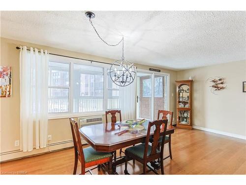 206-400 Champlain Boulevard, Cambridge, ON - Indoor Photo Showing Dining Room