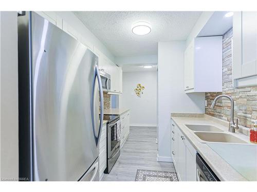 206-400 Champlain Boulevard, Cambridge, ON - Indoor Photo Showing Kitchen With Double Sink With Upgraded Kitchen