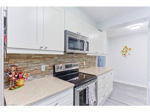 206-400 Champlain Boulevard, Cambridge, ON - Indoor Photo Showing Kitchen