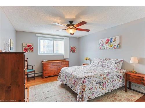 206-400 Champlain Boulevard, Cambridge, ON - Indoor Photo Showing Bedroom