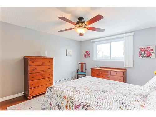 206-400 Champlain Boulevard, Cambridge, ON - Indoor Photo Showing Bedroom