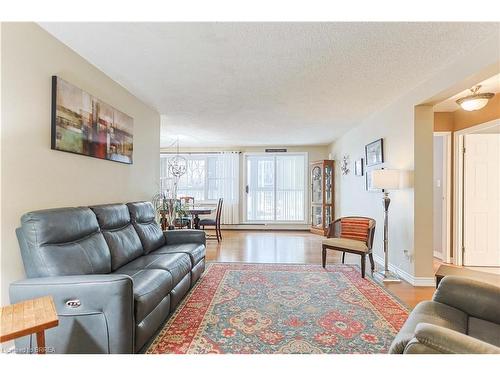 206-400 Champlain Boulevard, Cambridge, ON - Indoor Photo Showing Living Room