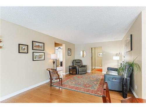 206-400 Champlain Boulevard, Cambridge, ON - Indoor Photo Showing Living Room