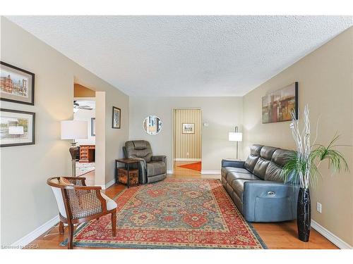 206-400 Champlain Boulevard, Cambridge, ON - Indoor Photo Showing Living Room