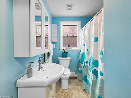 30 Salisbury Avenue, Brantford, ON - Indoor Photo Showing Bathroom