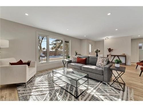 6 Pembroke Avenue, Brantford, ON - Indoor Photo Showing Living Room