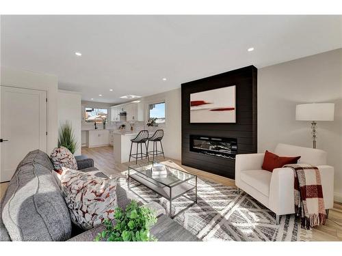 6 Pembroke Avenue, Brantford, ON - Indoor Photo Showing Living Room