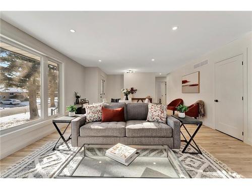 6 Pembroke Avenue, Brantford, ON - Indoor Photo Showing Living Room