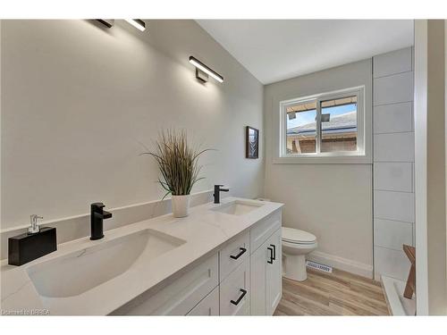 6 Pembroke Avenue, Brantford, ON - Indoor Photo Showing Bathroom