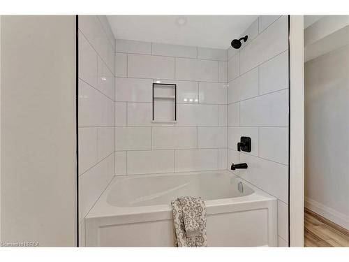 6 Pembroke Avenue, Brantford, ON - Indoor Photo Showing Bathroom