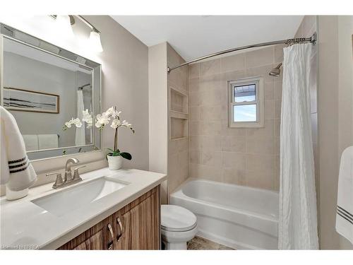 66 Devon Street, Brantford, ON - Indoor Photo Showing Bathroom