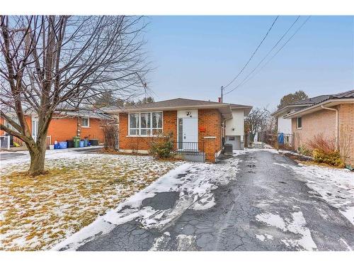 15 Queensbury Drive, Hamilton, ON - Outdoor