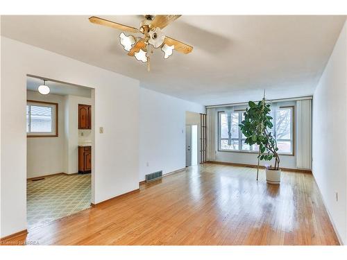 15 Queensbury Drive, Hamilton, ON - Indoor Photo Showing Other Room