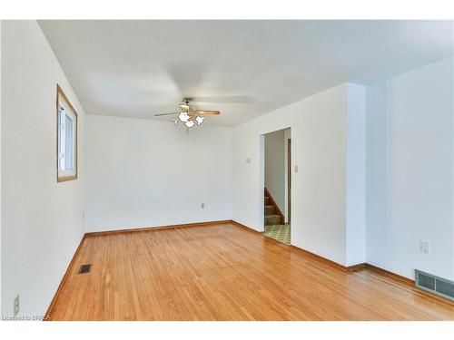 15 Queensbury Drive, Hamilton, ON - Indoor Photo Showing Other Room