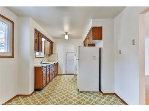 15 Queensbury Drive, Hamilton, ON - Indoor Photo Showing Kitchen