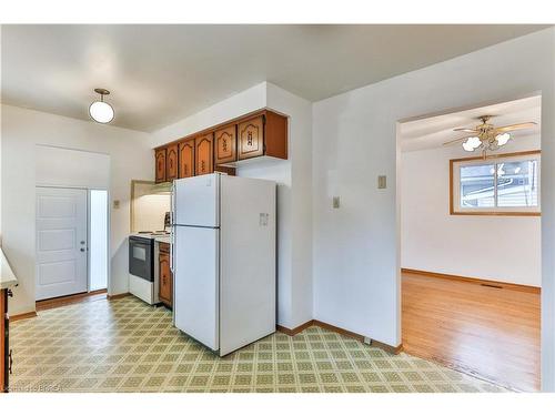 15 Queensbury Drive, Hamilton, ON - Indoor Photo Showing Kitchen