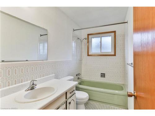 15 Queensbury Drive, Hamilton, ON - Indoor Photo Showing Bathroom