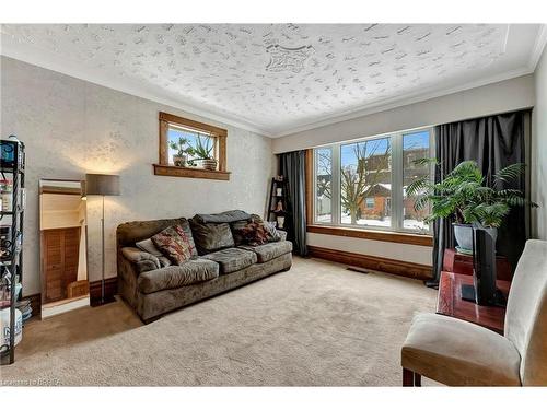 23 Centre Street, Cambridge, ON - Indoor Photo Showing Living Room