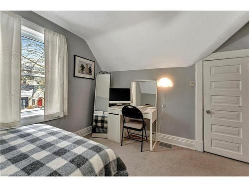 23 Centre Street, Cambridge, ON - Indoor Photo Showing Bedroom