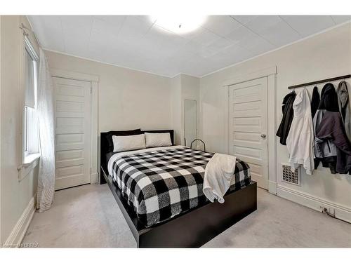 23 Centre Street, Cambridge, ON - Indoor Photo Showing Bedroom