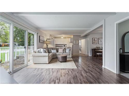 303 Cedar Drive, Turkey Point, ON - Indoor Photo Showing Living Room