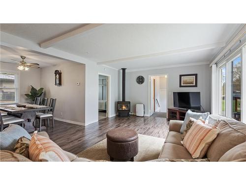 303 Cedar Drive, Turkey Point, ON - Indoor Photo Showing Living Room