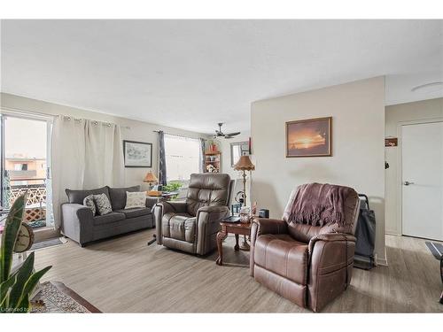 323-485 Thorold Road, Welland, ON - Indoor Photo Showing Living Room
