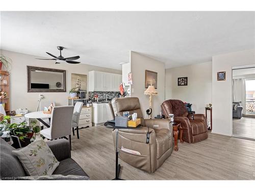 323-485 Thorold Road, Welland, ON - Indoor Photo Showing Living Room