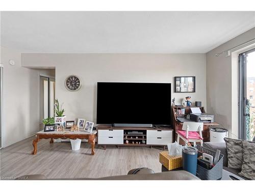 323-485 Thorold Road, Welland, ON - Indoor Photo Showing Living Room