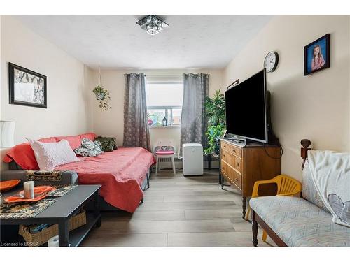 323-485 Thorold Road, Welland, ON - Indoor Photo Showing Bedroom