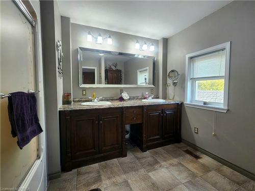 388 Mckellar Street, Strathroy, ON - Indoor Photo Showing Bathroom
