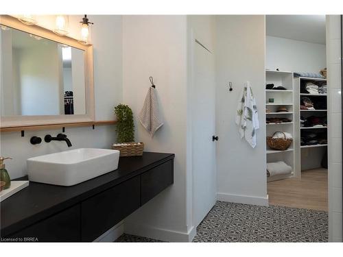 16 Forman Street, Scotland, ON - Indoor Photo Showing Bathroom