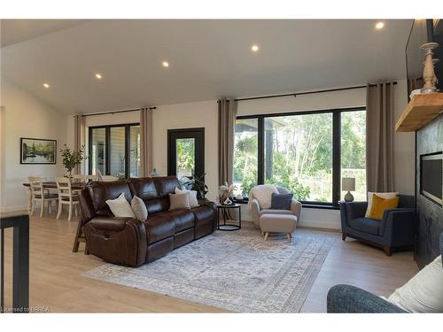 16 Forman Street, Scotland, ON - Indoor Photo Showing Living Room