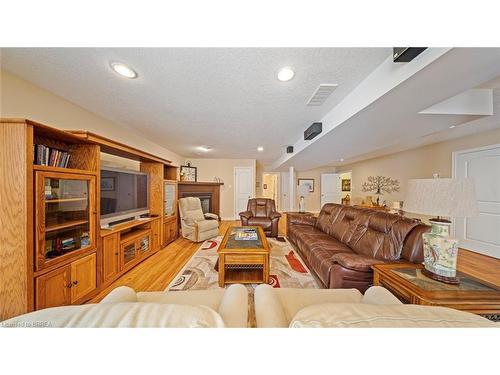 424 Lakeview Drive, Woodstock, ON - Indoor Photo Showing Living Room