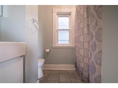 Lower-31 Palmerston Avenue, Brantford, ON - Indoor Photo Showing Bathroom