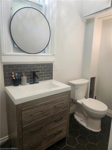 Lower-31 Palmerston Avenue, Brantford, ON - Indoor Photo Showing Bathroom
