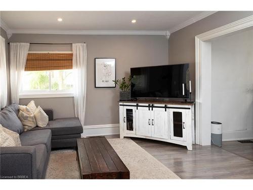 80 Stover Street N, Norwich, ON - Indoor Photo Showing Living Room