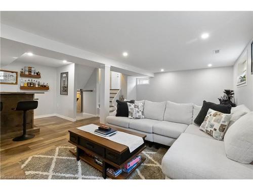 8 Sandy Row, Brantford, ON - Indoor Photo Showing Living Room